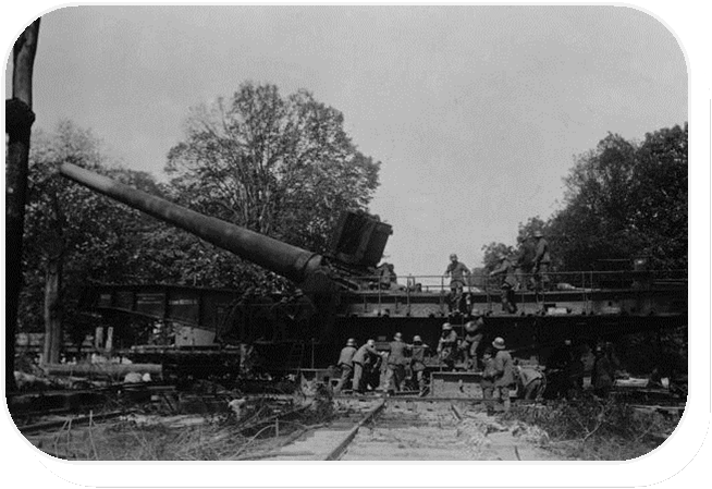 Long Max mounted on its combined railway and firing platform, 1916                    